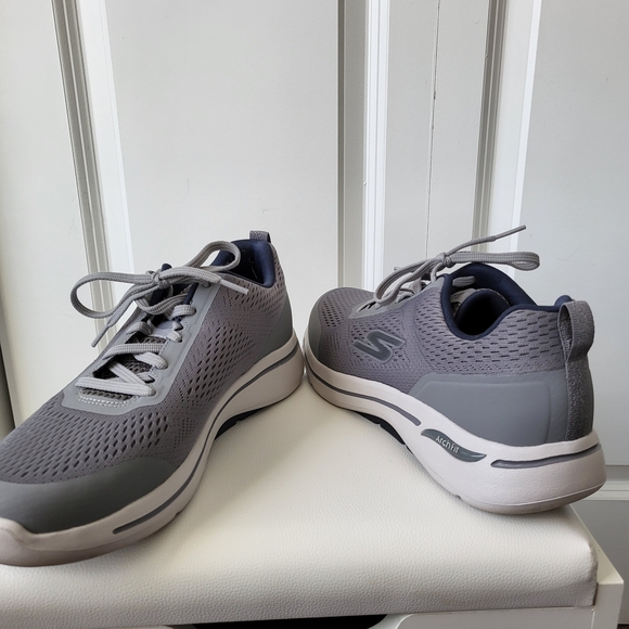 Skechers Men's Gowalk Arch Fit Athletic Walking Shoes - Picture 7 of 12